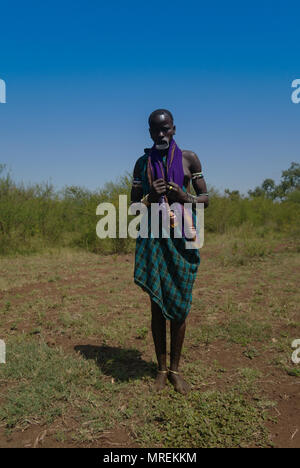 Femme de la tribu Mursi - 05 octobre 2012, vallée de l'Omo, Ethiopie Banque D'Images