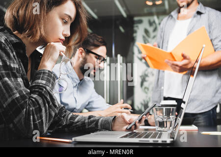 Équipe de gestionnaires de démarrage moderne fonctionne sur un ordinateur portable dans l'espace loft. Brainstorming d'équipe concept. L'analyse nouvelle idée et préparer un plan Banque D'Images