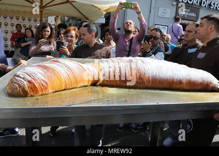 Naples, Italie. 25 mai, 2018. La ville de Naples est titulaire d'un autre record dans le Livre Guinness des records du monde, celui de sfogliatella. La célèbre pâtisserie 'La sfogliatella' de la famille Ferriero, qui est situé sur la Piazza Garibaldi, a fait une 97 kg pâte feuilletée. Ainsi, égalant le record du monde Crédit : Fabio Sasso/Pacific Press/Alamy Live News Banque D'Images