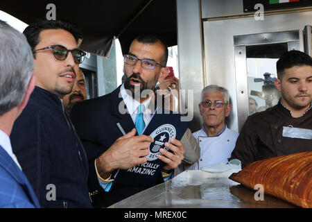 Naples, Italie. 25 mai, 2018. La ville de Naples est titulaire d'un autre record dans le Livre Guinness des records du monde, celui de sfogliatella. La célèbre pâtisserie 'La sfogliatella' de la famille Ferriero, qui est situé sur la Piazza Garibaldi, a fait une 97 kg pâte feuilletée. Ainsi, égalant le record du monde Crédit : Fabio Sasso/Pacific Press/Alamy Live News Banque D'Images