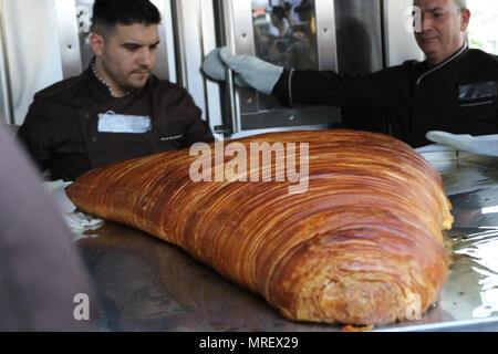 Naples, Italie. 25 mai, 2018. La ville de Naples est titulaire d'un autre record dans le Livre Guinness des records du monde, celui de sfogliatella. La célèbre pâtisserie 'La sfogliatella' de la famille Ferriero, qui est situé sur la Piazza Garibaldi, a fait une 97 kg pâte feuilletée. Ainsi, égalant le record du monde Crédit : Fabio Sasso/Pacific Press/Alamy Live News Banque D'Images