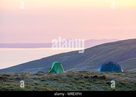 Tente sur une montagne lors d'un voyage de camping sauvage dans le Rhinog hills Banque D'Images