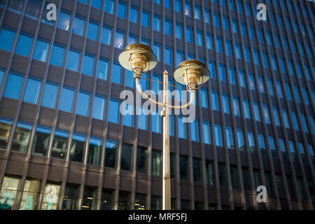 Un immeuble de bureaux sur la rue Friedrichstrasse à Berlin, Allemagne. Banque D'Images