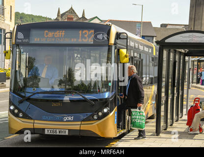 Prendre un passager Stagecoach service public or bus à un arrêt de bus dans le centre-ville de Pontypridd Banque D'Images