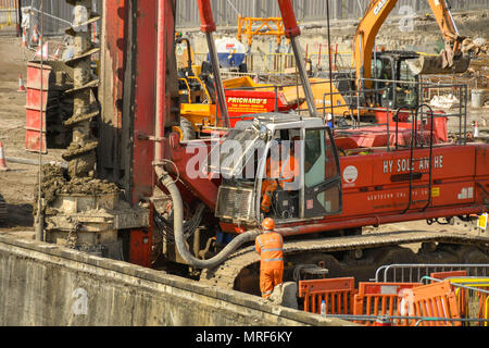 Close up of a drilling rig la préparation des fondations sur le site d'un nouveau bureau dans le centre-ville de Pontypridd Banque D'Images