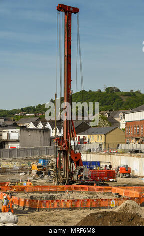 De forage, la préparation des fondations sur le site d'un nouveau bureau dans le centre-ville de Pontypridd Banque D'Images