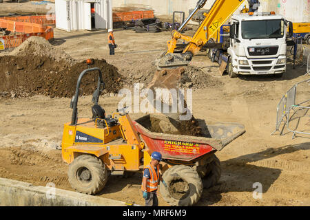 Pelle JCB au travail du chargement d'un tombereau, avec la masse sur le site d'un nouveau bureau dans le centre-ville de Pontypridd Banque D'Images