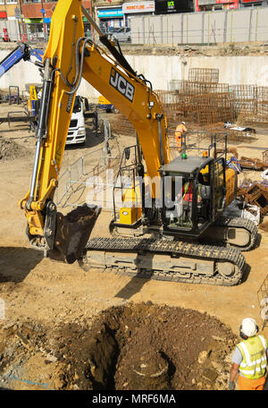 Pelle JCB au travail sur le site d'un nouveau bureau dans le centre-ville de Pontypridd Banque D'Images