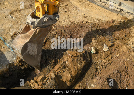 Close up du godet d'une pelle JCB au travail sur le site d'un nouveau bureau dans le centre-ville de Pontypridd Banque D'Images