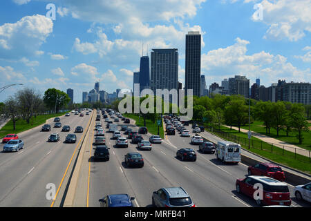 La position des voitures dans le centre-ville de Chicago sont coincés dans le trafic sur Lake Shore Drive sur le week-end du Memorial Day. Banque D'Images