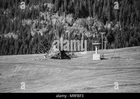 Une maison en ruine sur une montagne en noir et blanc, avec une fermeture éclair, négligé pour les sports d'hiver Banque D'Images