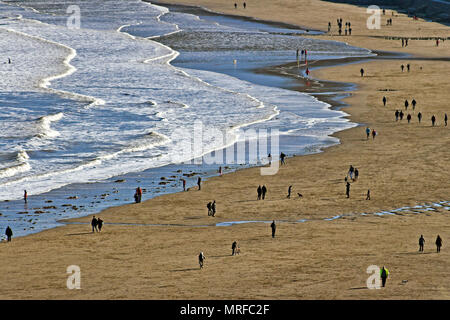 La baie nord de Scarborough beach vu d'en haut, peuplé de figures bâton lilliputiennes. Banque D'Images