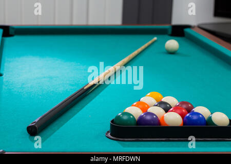 Jouer des Sports, loisirs, hobby, tactiques, table de billard avec des boules en forme de triangle, balle blanche en haut de la table, billard plis Banque D'Images