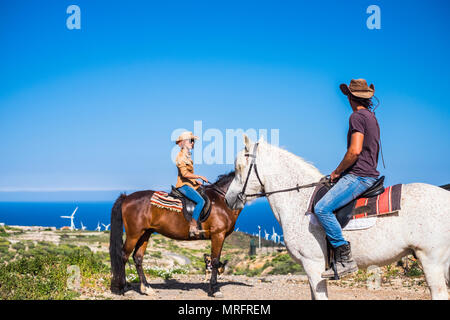 Découvrez Nice et endroits incroyables à travers le monde en autre façon de voyager avec des chevaux meilleurs amis. white caucasian couple en activité de loisirs Banque D'Images