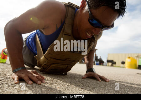 Le sergent-chef. Jerry C. Jordan, le chef des opérations pour les Force-Crisis Response-Africa Tâche air-sol marin de l'élément de commande, effectue des push-ups dans le cadre du Memorial Day 2017 "Murph" défi à la base aérienne de Morón, Espagne, le 29 mai 2017. La "Murph", nommé en l'honneur de récipiendaires de la médaille d'honneur de la Marine et le lieutenant Joint Michael P. Murphy, a été commencé en souvenir de Murphy après qu'il a été tué en action en juin 2005. La "Murph" est une compilation de ses exercices préférés, en commençant par une course d'un mille, 100 200 pull-up, push-ups, l'air 300 squats et un dernier mile run. (U. S. Marine Corps Banque D'Images