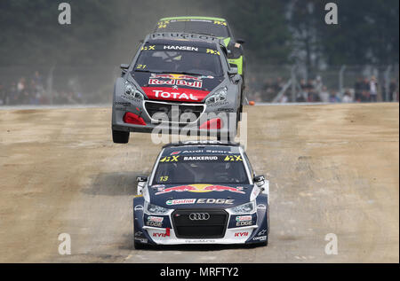 Timmy Hansen suit Andreas Bakkerud en qualifications au cours de la deuxième journée du Championnat du Monde 2018 Championnat de Rallycross à Silverstone, Towcester. Banque D'Images