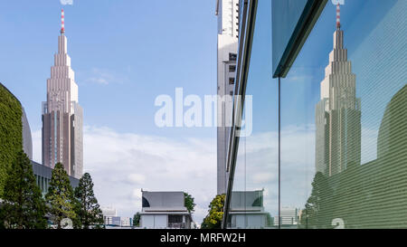 Belle vue de la NTT Docomo Yoyogi Building de Shinjuku district de Tokyo, Japon, avec réflexion sur une fenêtre, à 16h00 Banque D'Images