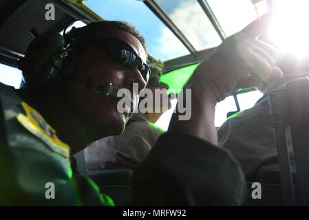 U.S. Air Force Brig. Général Paul W. Tibbets IV, le 509e Bomb Wing commander mouches dans un North American B-25 Mitchell plus de Whiteman Air Force Base, Mo., 10 juin 2017. Le B-25 a été utilisé comme un haut-et-bas bomber dans la seconde guerre mondiale et est devenu le plus d'avions lourdement armés dans la guerre. (U.S. Air Force photo par Airman Taylor Phifer) Banque D'Images