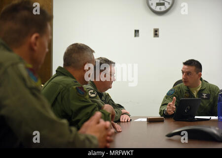 Grandes Todd Campbell, un projet pilote avec le 193e groupe d'opérations spéciales, Middletown, Connecticut, mémoires U.S. Air Force Le lieutenant général Brad Webb (à gauche), commandant de l'Air Force Special Operations Command, sur ses intentions pour le vol solo Commando EC-130J 10 juin 2017. Webb est un pilote de commandement avec plus de 3 700 heures de vol, dont 117 heures de combat en Afghanistan, en Irak et en Bosnie. (U.S. Photo de la Garde nationale aérienne Aviateur Senior Julia Sorber/libérés) Banque D'Images