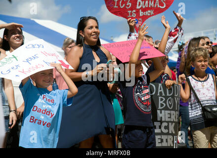 170613-N-WC566-0037 PEARL HARBOR (13 juin 2017) Famille et amis de marins stationnés à bord du destroyer lance-missiles USS Michael Murphy (DDG 112), accueillir le navire et son équipage alors qu'il retourne à Joint Base Harbor-Hickam Pearl après un déploiement de cinq mois, le 13 juin. Lors d'un déploiement à l'ouest du Pacifique aux États-Unis dans le cadre de la 3e Flotte de l'avant la construction, Michael Murphy, a promu la sécurité et la stabilité dans toute la région du Pacifique-Indo-Asia. Le navire était en cours depuis près de 150 jours et a effectué plus de 600 heures de vol avec l'escadron d'hélicoptères maritimes ci-joint Strike S Banque D'Images