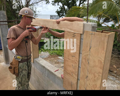 KOSRAE (États fédérés de Micronésie (13 avril 2017) Constructionman Lunders Builder Skyler, à partir de Fort Collins, Colorado, l'installe dans un coffrage fenêtre mur extérieur de la Construction Navale du Bataillon mobile (NMCB) 1 Projet de clinique de santé Walung à Kosrae (États fédérés de Micronésie, le 13 avril 2017. 1 NMCB est déployée avant d'exécuter la construction, l'aide humanitaire et l'aide étrangère, les opérations spéciales des services de soutien au combat, et le théâtre à l'appui de la coopération de sécurité américaines du Pacifique. Banque D'Images