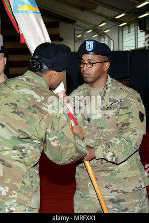 Le Sgt commande. Le major Anthony F. Williams, 21e Bataillon des troupes spéciales sortant de sergent-major de commandement passe les couleurs au lieutenant-colonel S. Caprissa Brown-Slade, commandant sortant, 21e bataillon de troupes spéciales au cours de la cérémonie de passation de commandement, le 13 avril 2017 à Kleber Kaserne, Kaiserslautern, Allemagne. Banque D'Images