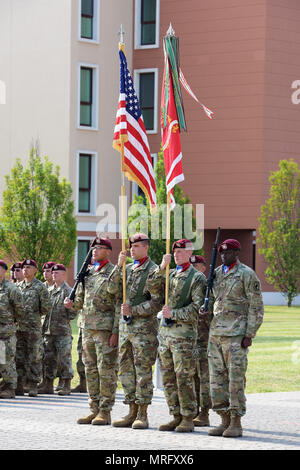 De parachutistes de l'armée américaine le 54e bataillon du génie de la Brigade, 173e Brigade aéroportée présente la Brigade et les drapeaux des États-Unis au cours de la 54e bataillon du génie de la Brigade cérémonie de passation de commandement à la Caserma Del Din, 13 juin 2017, Vicenza, Italie. La 173e Brigade aéroportée est la force de réaction d'urgence de l'armée, capable de fournir des forces prêtes à travers les États-Unis, d'Europe centrale et l'Afrique Commandes domaines de responsabilité. (U.S. Photo de l'armée par Visual Spécialiste de l'information Paolo Bovo/libérés) Banque D'Images
