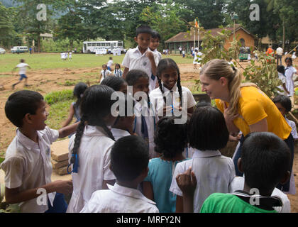 170614-N-MZ078-033 Galle, Sri Lanka (14 juin 2017) Le lieutenant Christina Appleton affecté à la classe Ticonderoga croiseur lance-missiles USS Lake Erie (CG 70) accueille les enfants qui fréquentent l'école. Nawodya Mallika Le lac Érié est arrivé à l'école pour soutenir les opérations d'aide humanitaire à la suite de graves inondations et glissements de terrain qui ont dévasté de nombreuses régions du pays. De fortes pluies récentes portées par une mousson de sud-ouest provoqué inondations et glissements de terrain dans tout le pays, le déplacement de milliers de personnes et causant des dommages importants aux habitations et bâtiments. (U.S. Photo par Marine Banque D'Images