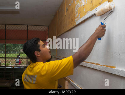 170614-N-MZ078-056 Galle, Sri Lanka (14 juin 2017) Seaman York Pimiento affecté à la classe Ticonderoga croiseur lance-missiles USS Lake Erie (CG 70) les peintures d'une classe de l'École d'appuyer Mallika Nawodya d'aide humanitaire à la suite de graves inondations et glissements de terrain qui ont dévasté de nombreuses régions du pays. De fortes pluies récentes portées par une mousson de sud-ouest provoqué inondations et glissements de terrain dans tout le pays, le déplacement de milliers de personnes et causant des dommages importants aux habitations et bâtiments. (U.S. Photo par marine Spécialiste de la communication de masse de la classe 3ème Lu Banque D'Images