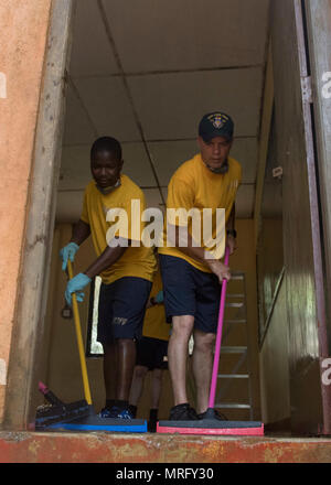 170614-N-MZ078-127 Galle, Sri Lanka (14 juin 2017) Spécialiste des opérations 2e classe Koumekpo Yao, gauche, et Cryptologic Technicien (technique) 1re classe Matthew Baker affecté à la classe Ticonderoga croiseur lance-missiles USS Lake Erie (CG 70) Nettoyage de classe de l'école. Nawodya Mallika Le lac Érié est au Sri Lanka pour soutenir les opérations d'aide humanitaire à la suite de graves inondations et glissements de terrain qui ont dévasté de nombreuses régions du pays. De fortes pluies récentes portées par une mousson de sud-ouest provoqué inondations et glissements de terrain dans tout le pays, le déplacement de milliers de personnes Banque D'Images