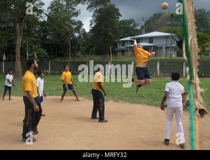 170614-N-MZ078-175 Galle, Sri Lanka (14 juin 2017) marins affectés à la classe Ticonderoga croiseur lance-missiles USS Lake Erie (CG 70) jouer un match de football avec les enfants de l'école. Nawodya Mallika Le lac Érié est au Sri Lanka pour soutenir les opérations d'aide humanitaire à la suite de graves inondations et glissements de terrain qui ont dévasté de nombreuses régions du pays. De fortes pluies récentes portées par une mousson de sud-ouest provoqué inondations et glissements de terrain dans tout le pays, le déplacement de milliers de personnes et causant des dommages importants aux habitations et bâtiments. (U.S. Photo de la marine en masse Comm Banque D'Images