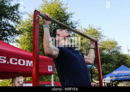 Un poste de recrutement (RSS) West Georgia Marine effectue l'avenir tirer pendant le Festival Riverbend ups à Chattanooga, Tennessee, le 11 juin 2017. Marines a contesté les amateurs de festivals Riverbend à faire autant de pull-up du Marine Corps qu'ils pouvaient. (U.S. Marine Corps photo par le Sgt. Mandaline Hatch) Banque D'Images