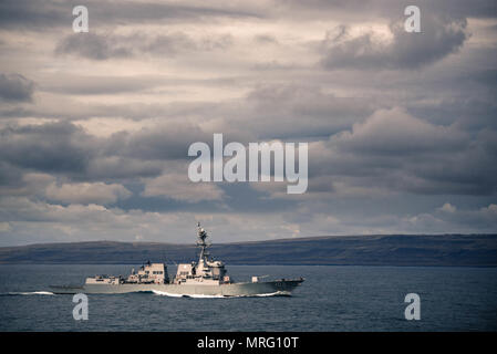 -Océan Pacifique- USS Sampson (DDG 102) cours d'eau le long de la rue San Celemente Island lors d'un MK45 5' exercice de tir du pacte de canons. Un groupe de voile est en cours de pré-déploiement qui permet à l'TRCSG unités, USS Theodore Roosevelt (CVN 71), USS Halsey (DDG 97), USS Higgins (DDG 76), USS Preble (DDG 88), USS Sampson (DDG 102), USS Bunker Hill (CG 52), Carrier Airwing (CVW) 17, groupe aéronaval et (CSG) 9 états-majors, de mener des exercices ensemble dans un environnement maritime. (US Navy photo de Mass Communication Specialist 2Class Ignacio D. Perez/libérés) Banque D'Images