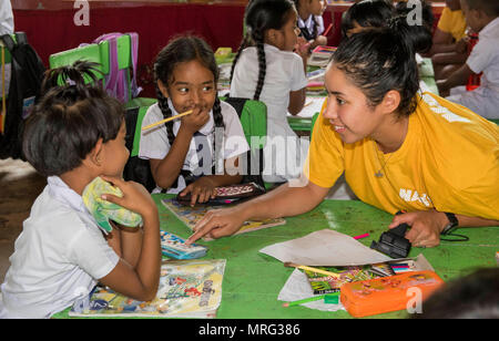 170615-N-OU129-025 Kalutara, Sri Lanka (15 juin 2017) Technicien en systèmes de turbines à gaz (électrique) 3 classe Sarah Perez de la classe Ticonderoga croiseur lance-missiles USS Lake Erie (CG 70) interagit avec les élèves de l'école près de Kalutara-Molkawa Kalutara, Sri Lanka, le 15 juin lors d'un événement d'engagement communautaire à l'appui des opérations d'assistance humanitaire à la suite de graves inondations et glissements de terrain qui ont dévasté de nombreuses régions du pays. De fortes pluies récentes portées par une mousson du sud-ouest a déclenché des inondations et des glissements de terrain dans tout le pays, le déplacement de milliers de personnes Banque D'Images