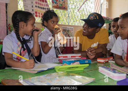 170615-N-OU129-065 Kalutara, Sri Lanka (15 juin 2017) Le lieutenant JG. Samara Griffin de la classe Ticonderoga croiseur lance-missiles USS Lake Erie (CG 70) interagit avec les élèves de l'école près de Kalutara-Molkawa Kalutara, Sri Lanka, le 15 juin lors d'un événement d'engagement communautaire à l'appui des opérations d'assistance humanitaire à la suite de graves inondations et glissements de terrain qui ont dévasté de nombreuses régions du pays. De fortes pluies récentes portées par une mousson du sud-ouest a déclenché des inondations et des glissements de terrain dans tout le pays, le déplacement de milliers de personnes et causant des dommages importants aux habitations Banque D'Images