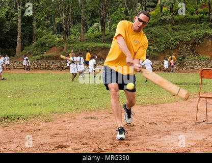 170615-N-OU129-314 Kalutara, Sri Lanka (15 juin 2017) Le capitaine Darren McPherson, commandant de la classe Ticonderoga croiseur lance-missiles USS Lake Erie (CG 70), joue le cricket avec les élèves de l'école près de Kalutara-Molkawa Kalutara, Sri Lanka, le 15 juin lors d'un événement d'engagement communautaire à l'appui des opérations d'assistance humanitaire à la suite de graves inondations et glissements de terrain qui ont dévasté de nombreuses régions du pays. De fortes pluies récentes portées par une mousson du sud-ouest a déclenché des inondations et des glissements de terrain dans tout le pays, le déplacement de milliers de personnes et causant des sign Banque D'Images