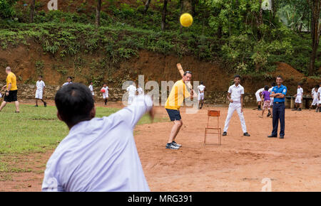 170615-N-OU129-360 Kalutara, Sri Lanka (15 juin 2017) Le capitaine Darren McPherson, commandant de la classe Ticonderoga croiseur lance-missiles USS Lake Erie (CG 70), joue le cricket avec les élèves de l'école près de Kalutara-Molkawa Kalutara, Sri Lanka, le 15 juin lors d'un événement d'engagement communautaire à l'appui des opérations d'assistance humanitaire à la suite de graves inondations et glissements de terrain qui ont dévasté de nombreuses régions du pays. De fortes pluies récentes portées par une mousson du sud-ouest a déclenché des inondations et des glissements de terrain dans tout le pays, le déplacement de milliers de personnes et causant des sign Banque D'Images