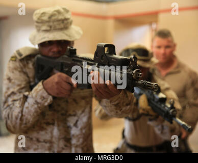 Les Marines américains avec la Compagnie Charlie, 1er Bataillon, 7e Régiment de Marines, marines à des fins spéciales Les Force-Crisis Response-Central la tâche de l'Arabie saoudite et commande les forces spéciales de la Marine chambre pratique lors d'une compensation d'échange d'experts en la matière en Arabie Saoudite, le 15 mai 2017. L'échange s'est avéré être une occasion d'améliorer à la fois les États-Unis et l'Arabie. Le déploiement des Marines américains dans la zone de responsabilité d'effectuer une formation militaire combinée avec nos forces de sécurité des pays partenaires et de renforcer nos relations vitales avec des partenaires dans cette région importante. Banque D'Images