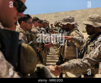 Les Marines américains avec la Compagnie Charlie, 1er Bataillon, 7e Régiment de Marines, marines à des fins spéciales Les Force-Crisis Response-Central Tâche Commande, échanger des cadeaux avec l'Arabie saoudite des forces spéciales de la Marine à la fin d'un échange d'experts en la matière tandis que l'avant déployée au Moyen-Orient, le 18 mai 2017. L'échange s'est avéré être une occasion d'améliorer à la fois les États-Unis et l'Arabie. Le déploiement des Marines américains dans la zone de responsabilité d'effectuer une formation militaire combinée avec nos forces de sécurité des pays partenaires et de renforcer nos relations vitales avec les partenaires Banque D'Images