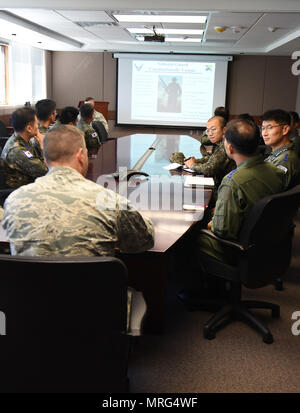 170614-ZA-Z470-0004 Le Colonel Torrence Saxe, commandant de la 168e Escadre, Alaska Air National Guard, parle à l'aide d'un interprète, le lieutenant a gagné Ki Lee (centre droit), de fournir un aperçu de la mission aux membres de la République de Corée, la Force aérienne du 14 juin 2017, à l'Eielson AFB, en Alaska. La ROKAF membres étaient en visite dans le cadre d'Eielson drapeau rouge et l'Alaska de l'observateur du programme, et a passé du temps avec l'intérieur de l'Alaska-ANG unité pour en savoir plus sur l'extension des capacités de ravitaillement en carburant. (U.S. Photo de la Garde nationale aérienne capitaine principal Sgt. Paul Mann) Banque D'Images