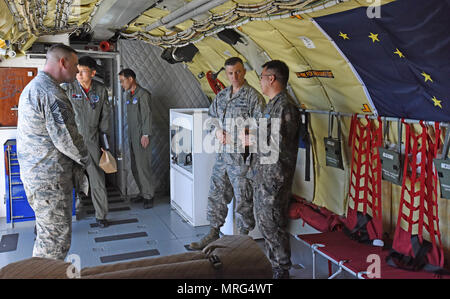 Le sergent-chef en chef. James Wolverton, le chef de la commande 168e Escadre, et le Colonel Torrence Saxe, commandant de la 168e Escadre, Alaska Air National Guard, parler avec République de Corée Air Force Le Kwangmyung Ka, un aumônier, pendant la ROKAF's tour de l'aile est accessible ici à Eielson AFB, en Alaska, le 14 juin 2017. Plusieurs membres de la ROKAF Eielson sont ici à titre d'observateurs ou participants au drapeau rouge-Alaska 17-2, un Pacific Air Forces-parrainé, capacité nationale de formation conjointe de l'exercice agréé. (U.S. Photo de la Garde nationale aérienne capitaine principal Sgt. Paul Mann) Banque D'Images