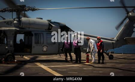 Océan Pacifique - Les Marins affectés au service du pont à bord du USS Pearl Harbor (LSD 52) Faire le plein d'un hélicoptère MH-60 au cours de l'exercice de certification, le 14 juin 2017. CERTEX est la dernière d'une série d'exercices de formation, qui certifie la MEU capables d'un déploiement à l'appui de la flotte et les commandants de combat dans toute la gamme des opérations militaires. (U.S. Marine Corps photo par le Cpl. F. Cordoba) Banque D'Images