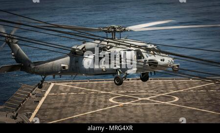 Océan Pacifique - Un hélicoptère MH-60 se prépare à la terre sur l'USS Pearl Harbor (LSD 52) pont pour faire le plein au cours de l'exercice de certification, le 14 juin 2017. CERTEX est la dernière d'une série d'exercices de formation, qui certifie la MEU capables d'un déploiement à l'appui de la flotte et les commandants de combat dans toute la gamme des opérations militaires. (U.S. Marine Corps photo par le Cpl. F. Cordoba) Banque D'Images