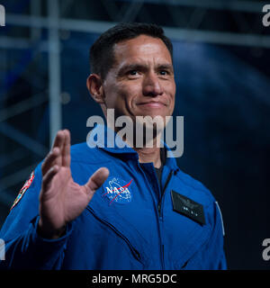 41 ans, candidat astronaute de la NASA, Francisco Rubio vagues comme il est présenté comme l'un des 12 nouveaux candidats, le mercredi 7 juin 2017 lors d'un événement au Centre spatial Johnson de la NASA à Houston, Texas. Après avoir terminé deux années de formation, les nouveaux candidats astronautes pourraient être affectés à des missions d'effectuer des recherches sur la Station spatiale internationale, le lancement de satellites sur le sol américain construit par les sociétés commerciales, et le lancement sur Deep Space missions le vaisseau Orion nouvelles de la NASA et de l'espace système de lancement fusée. Crédit photo : NASA/Bill Ingalls) Banque D'Images