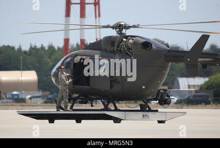 Les soldats de la Garde nationale de l'Armée américaine à partir de la Compagnie D, 1-150ème bataillon d'hélicoptères d'assaut, travailler sur un hélicoptère UH-72 Lakota at Joint Base McGuire-Dix-Lakehurst, N.J., le 14 juin 2017. (U.S. Air National Guard photo par le Sgt. Matt Hecht/libérés) Banque D'Images