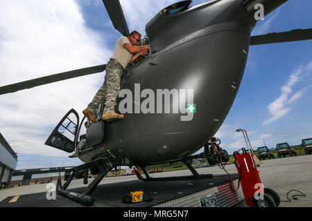 Les soldats de la Garde nationale de l'Armée américaine à partir de la Compagnie D, 1-150ème bataillon d'hélicoptères d'assaut, travailler sur un hélicoptère UH-72 Lakota at Joint Base McGuire-Dix-Lakehurst, N.J., le 14 juin 2017. (U.S. Air National Guard photo par le Sgt. Matt Hecht/libérés) Banque D'Images