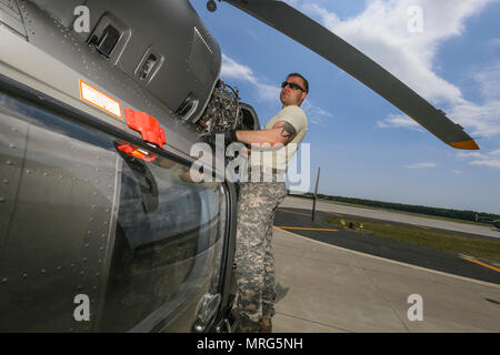 Les soldats de la Garde nationale de l'Armée américaine à partir de la Compagnie D, 1-150ème bataillon d'hélicoptères d'assaut, travailler sur un hélicoptère UH-72 Lakota at Joint Base McGuire-Dix-Lakehurst, N.J., le 14 juin 2017. (U.S. Air National Guard photo par le Sgt. Matt Hecht/libérés) Banque D'Images