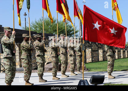 Des soldats du 1st Armored Division afficher leurs couleurs de l'unité au cours de la 1ère annonce Cérémonie Carter, le 14 juin à Fort Bliss, Texas. (Photo par le Sgt. Von Marie Donato, 1ère annonce Affaires publiques) Banque D'Images