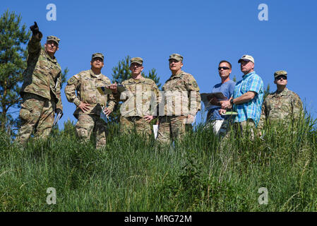 Le brigadier de l'armée américaine. Le général Tony Aguto, deuxième à gauche, commandant général du 7e commandement de l'instruction de l'armée, le Colonel Patrick Ellis, centre, commandant de la 2e régiment de cavalerie, et le lieutenant-colonel Steven Gventer (à gauche), commandant du groupe de combat de la Pologne, de mener une gamme recon durant la grève à 17 Sabre Bemowo Piskie, Pologne, le 15 juin 2017. L'exercice de cette année comprend et intégré de formation axés sur la dissuasion synchronisé conçu pour améliorer l'interopérabilité et à l'état de préparation des forces militaires des Nations Unies participantes 20. (U.S. Photo de l'armée par Markus Rauchenberger) Banque D'Images