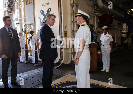 170613-N-FM530-005 Piraeus, GRÈCE (13 juin 2017) Geoffrey Pyatt, Ambassadeur des États-Unis en Grèce, serre la main avec le capitaine Max Clark, commandant de la classe San Antonio-dock de transport amphibie USS Mesa Verde (LPD 19) pendant une visite prévue le 13 juin 2017. Le navire est déployé avec le groupe amphibie Bataan et 24e Marine Expeditionary Unit pour appuyer les opérations de sécurité maritime et les efforts de coopération en matière de sécurité dans le théâtre aux États-Unis 6e et 5e Flotte La flotte américaine des zones d'opérations. (U.S. Photo par marine Spécialiste de la communication de masse 2e classe Brent Pyfrom/libérés) Banque D'Images